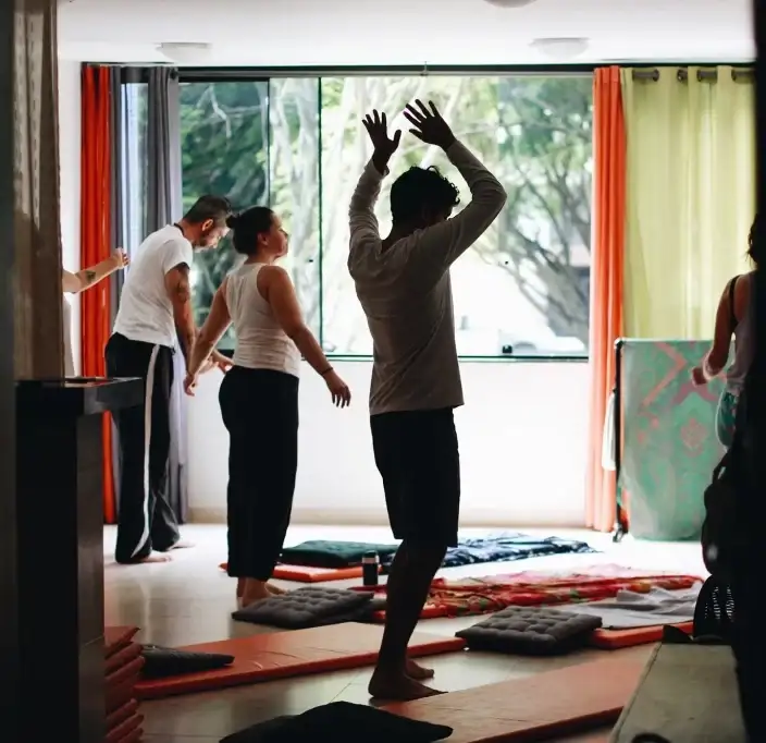 Dançando em aula de Kundalini Yoga