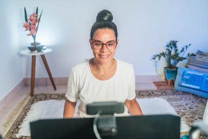 Sat Anand dando aula de Yoga online